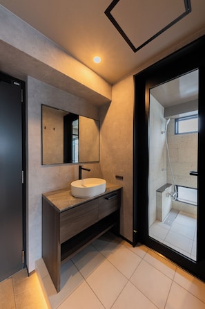 Quarto triplo superior, para não fumantes, vista para a montanha | Cofres nos quartos, cortinas blackout, ferros/tábuas de passar roupa