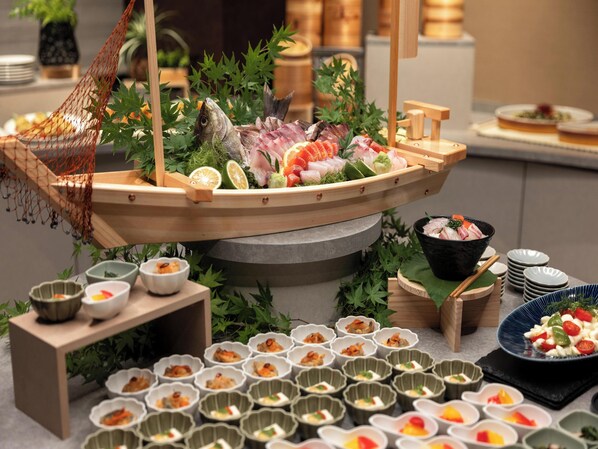 A sushi bar with a variety of seafood and small dishes. - THE SPRINGS VALLEY yufu (Yufu)