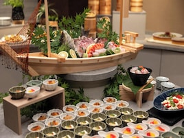 Un bar à sushis proposant une variété de fruits de mer et de petits plats.