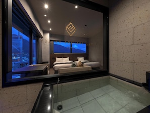 Superior-Dreibettzimmer, Nichtraucher, Bergblick | Badezimmer | Haartrockner, Hausschuhe, Handtücher, Shampoo