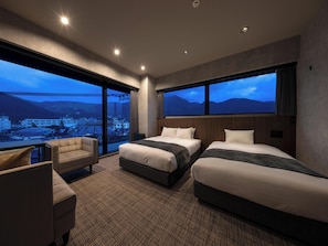 Superior-Dreibettzimmer, Nichtraucher, Bergblick | Zimmersafe, Verdunkelungsvorhänge, Bügeleisen/Bügelbrett
