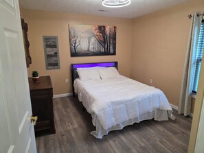 2 bedrooms, iron/ironing board, free WiFi, bed sheets - Nice 2-bedroom house with AC in charming Burnside (Burnside)