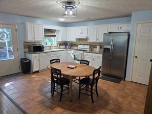 Coffee/tea maker, microwave, oven, stovetop - Nice 2-bedroom house with AC in charming Burnside (Burnside)