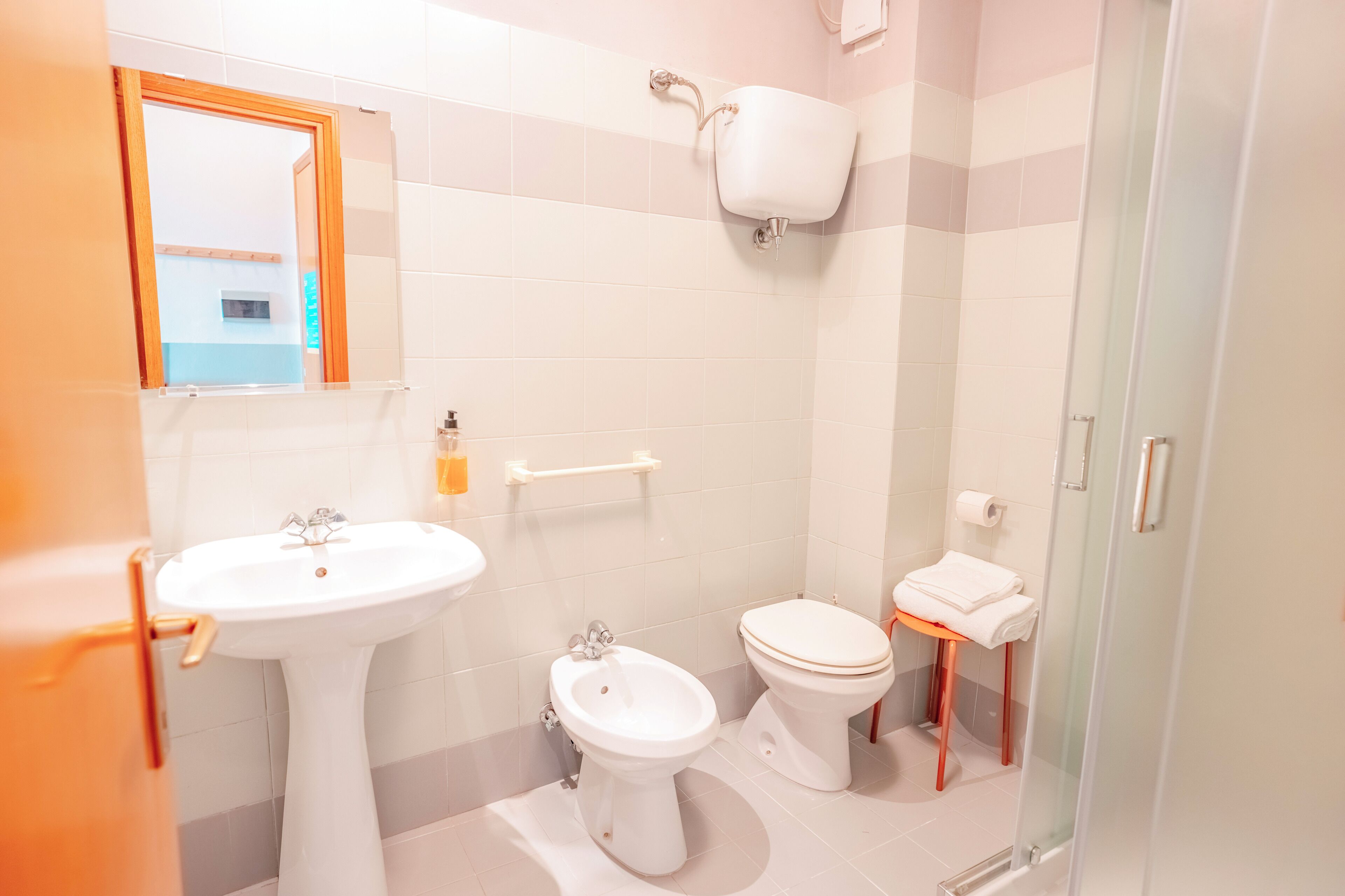 Ein Badezimmer mit Waschbecken, Toilette und Bidet.