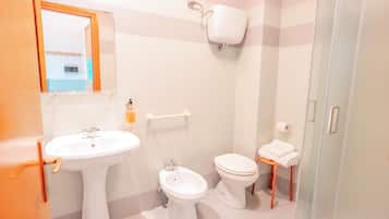 Ein Badezimmer mit Waschbecken, Toilette und Bidet.