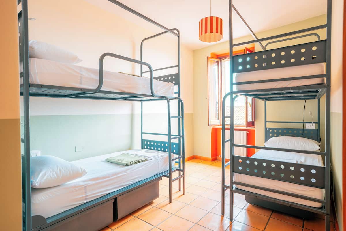 Escritorio, cortinas blackout, wifi gratis y muebles diferentes 