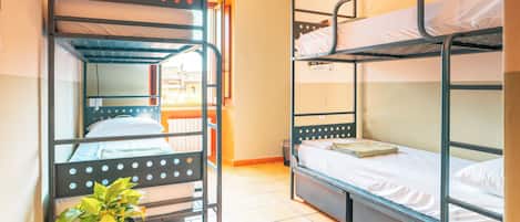 Escritorio, cortinas blackout, wifi gratis y muebles diferentes