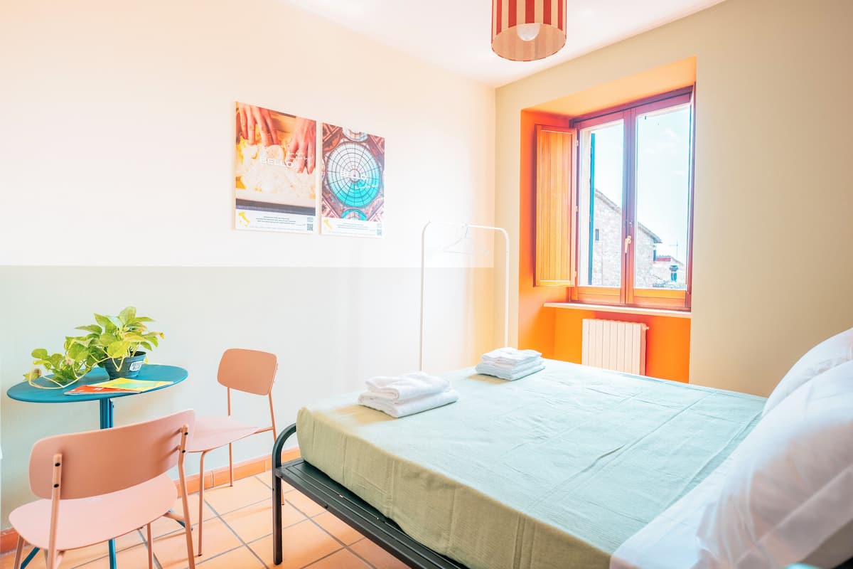 Escritorio, cortinas blackout, wifi gratis y muebles diferentes 