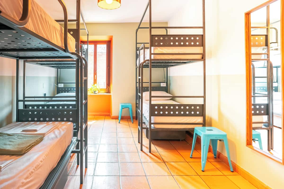 Escritorio, cortinas blackout, wifi gratis y muebles diferentes 