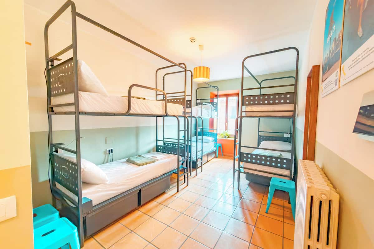 Escritorio, cortinas blackout, wifi gratis y muebles diferentes 