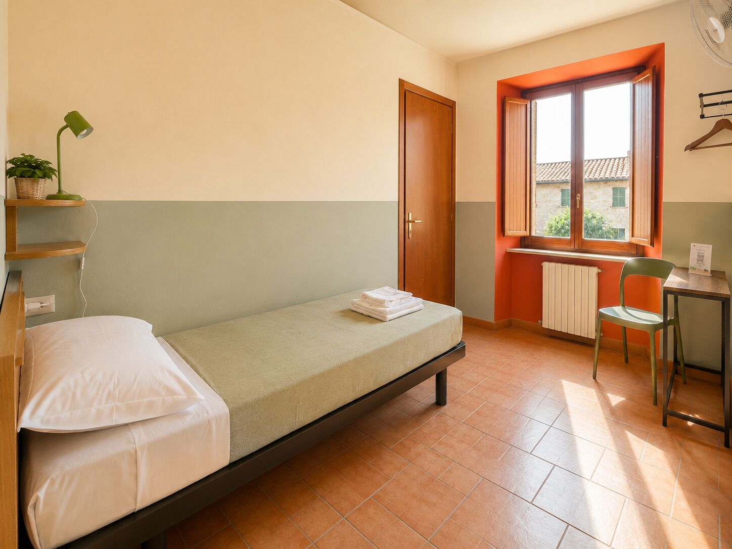 Habitación individual | Escritorio, cortinas blackout, wifi gratis y muebles diferentes 