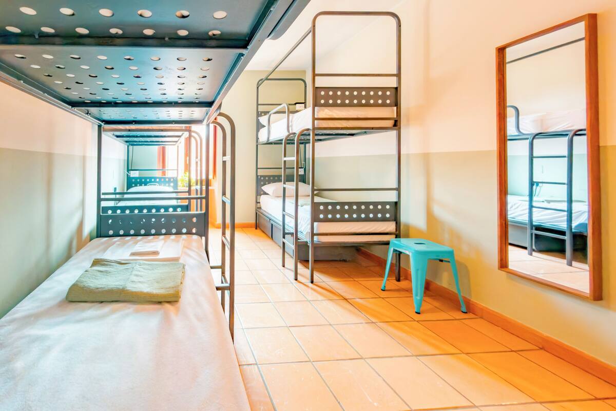 Escritorio, cortinas blackout, wifi gratis y muebles diferentes 