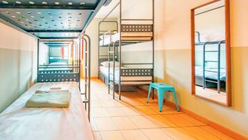 Escritorio, cortinas blackout, wifi gratis y muebles diferentes