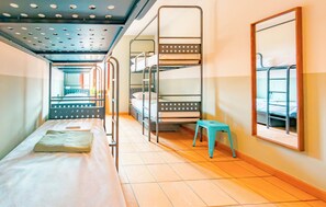 Escritorio, cortinas blackout, wifi gratis y muebles diferentes 
