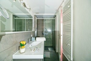Een douche, een haardroger, een bidet, handdoeken