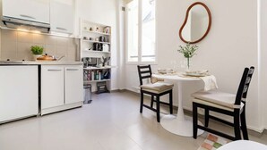Cafetera i tetera, frigorífic, microones i placa de cuina 
