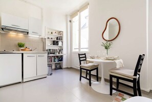 Wasserkocher mit Kaffee-/Teezubehör, Kühlschrank, Mikrowelle, Herdplatte