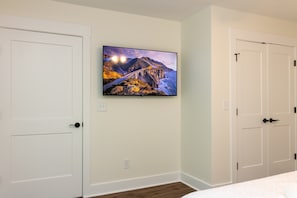 Iron/ironing board, travel cot, WiFi, bed sheets - The Magnolia on 54th (Columbus)