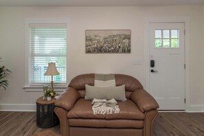 TV, offices - The Magnolia on 54th (Columbus)