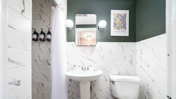 Douche, séchoir à cheveux, serviettes fournies, savon