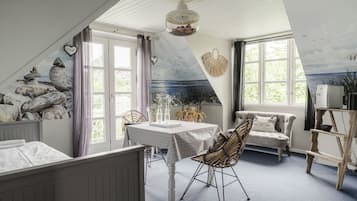 Skrivebord, arbejdsområde til bærbare computere, sengetøj