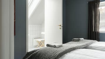 Comfort Double Room, Non Smoking | Desk, laptop workspace, bed sheets