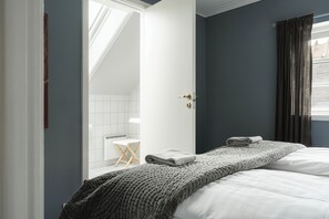 Kahden hengen comfort-huone, tupakointi kielletty | Työpöytä, kannettavalle tietokoneelle sopiva työtila, vuodevaatteet