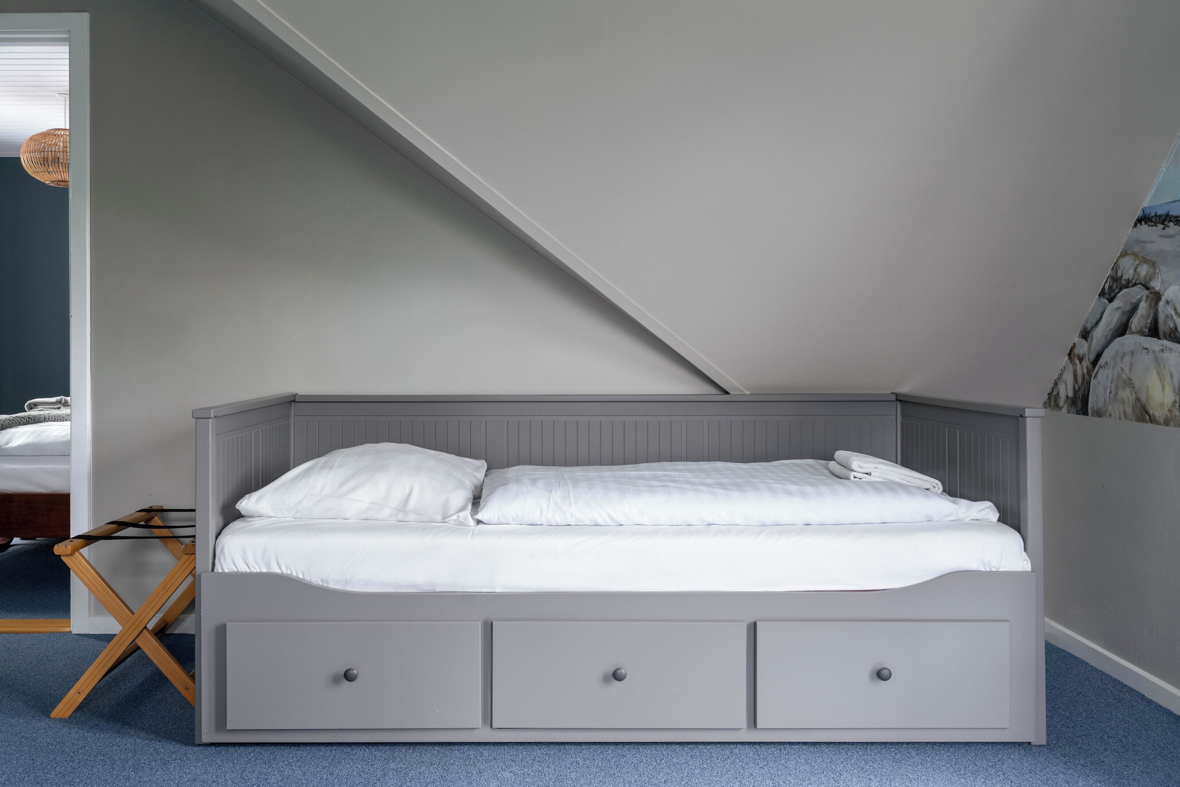 Dreibettzimmer, Nichtraucher | Schreibtisch, laptopgeeigneter Arbeitsplatz, Bettwäsche