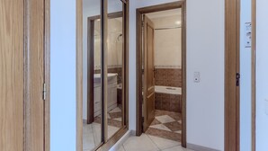 Un baño con ducha, lavamanos y bañera.