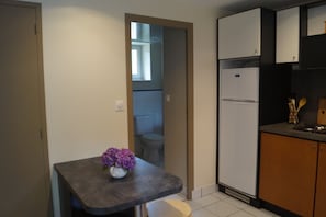 Réfrigérateur, micro-ondes, plaque de cuisson, lave-vaisselle