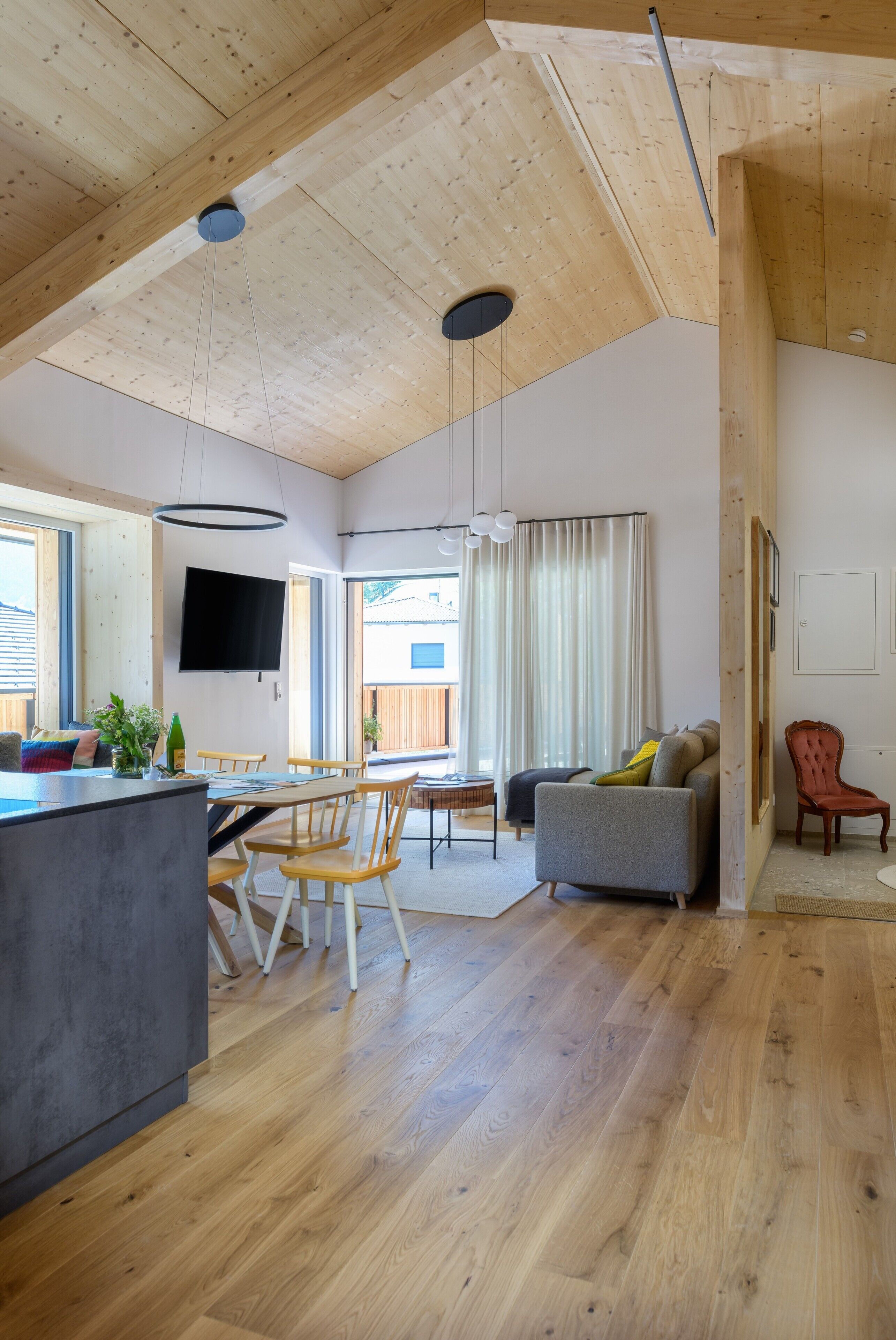 Ein modernes Interieur mit Essbereich, Sofa und Fernseher.
