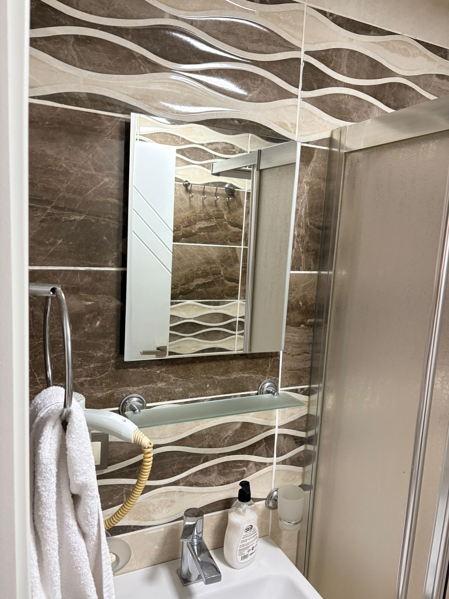 Studio Deluxe, balcon, vue sur la vallée | Salle de bain | Douche, articles de toilette (gratuits), séchoir à cheveux, pantoufles