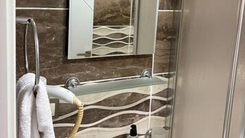 Studio Deluxe, balcon, vue sur la vallée | Salle de bain | Douche, articles de toilette (gratuits), séchoir à cheveux, pantoufles