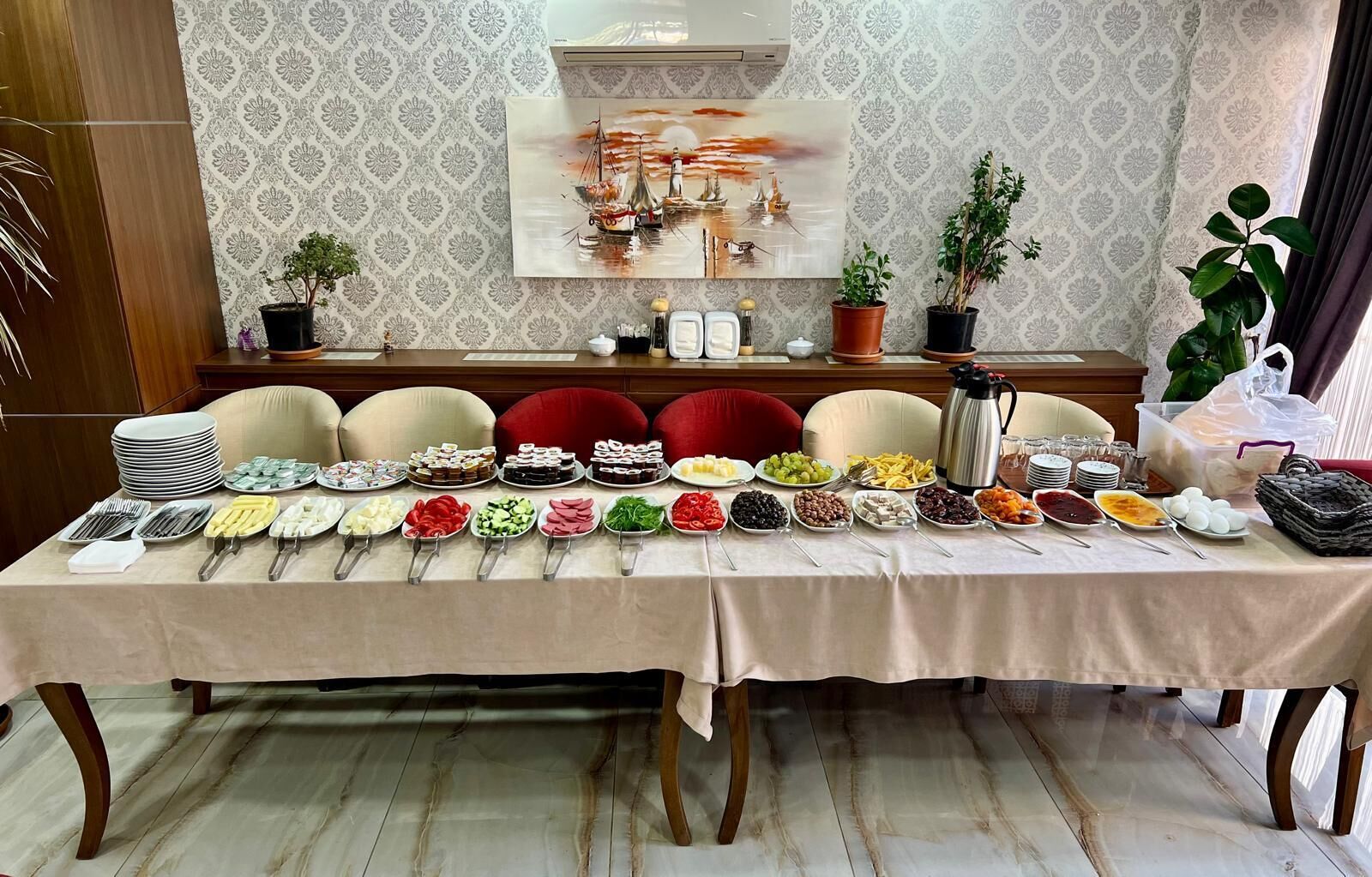 Ein Buffet mit verschiedenen Speisen und einem Gemälde an der Wand.