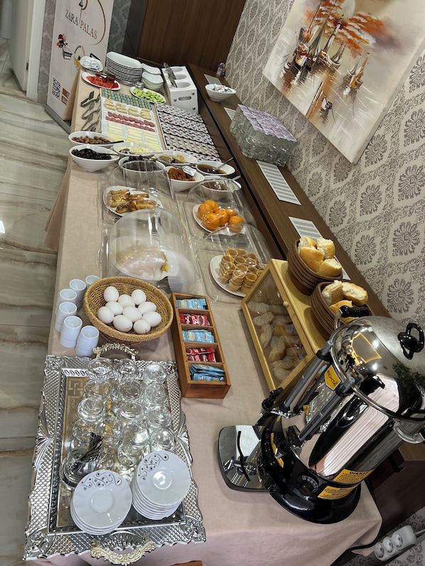 Free daily buffet breakfast - ZARA PALAS OTEL (Zara)