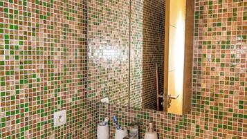 Dusche, Haartrockner, Handtücher, Seife