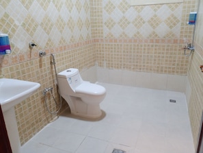 Un baño con inodoro, lavabo y ducha.
