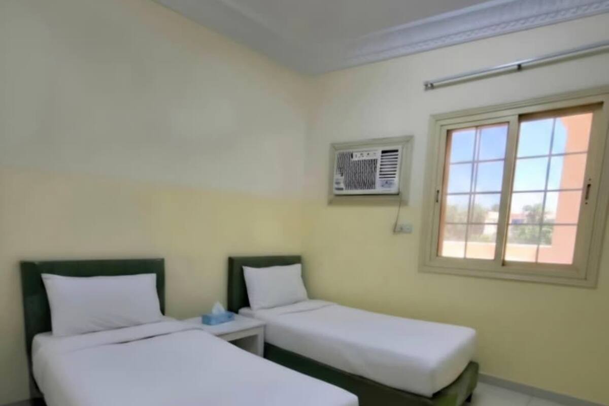 Habitación económica con 2 camas individuales | Wifi gratis y ropa de cama