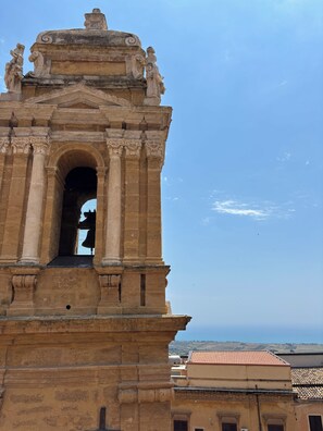 Un edificio storico con un campanile, un arco d'ingresso e dettagli architettonici classici.