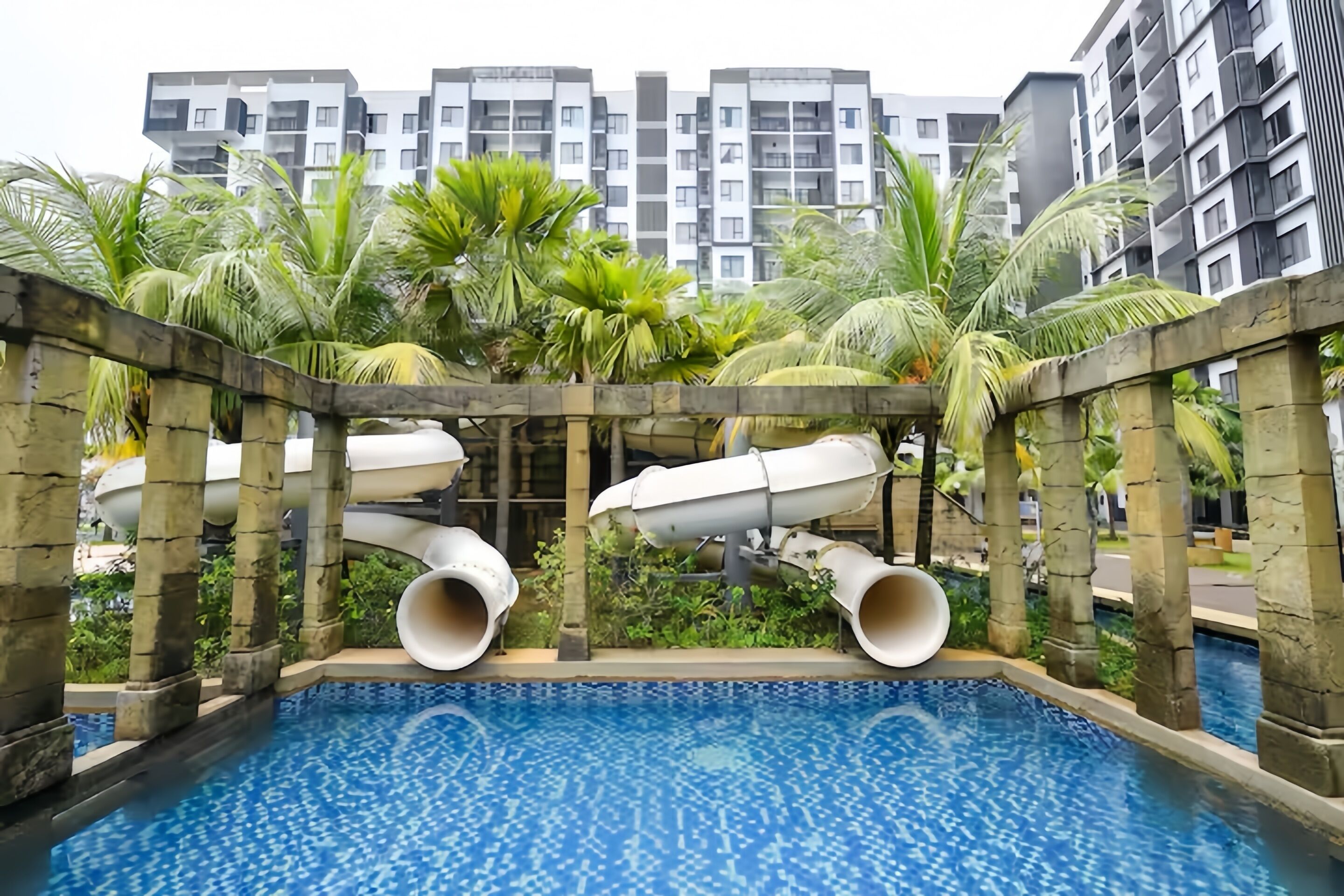 Hồ bơi ngoài trời, ghế dài tắm nắng 