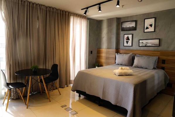 1 habitación, tabla de planchar con plancha, wifi y ropa de cama