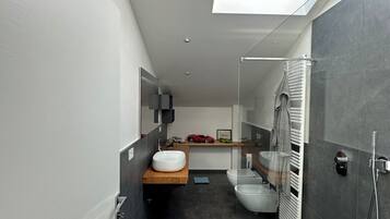 Dusche, Haartrockner, Bidet, Handtücher
