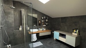 A modern bathroom with a skylight, a walk-in shower, a vanity with a mirror, and a toilet. - The Loft – Designer Apartment in Castel San Pietro Terme (Castel San Pietro Terme)