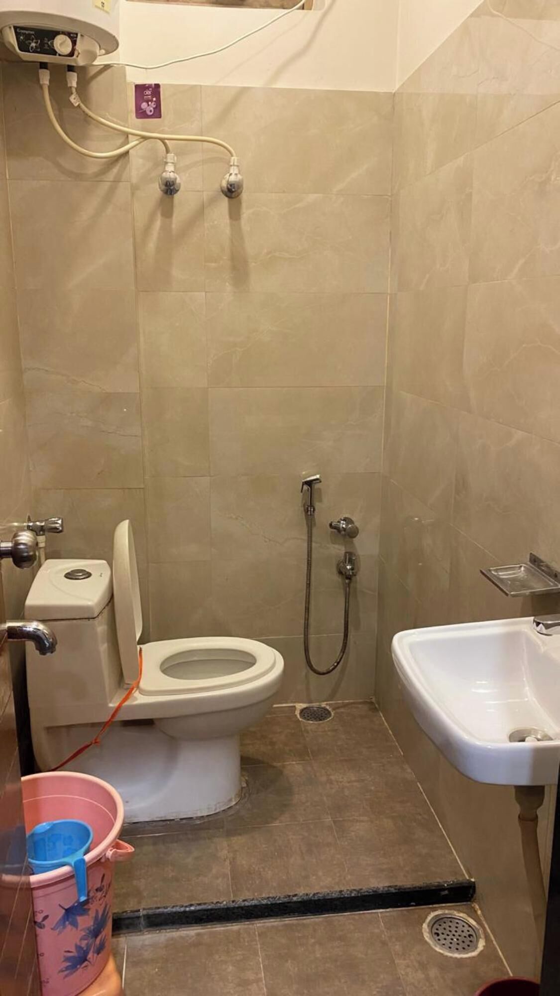 Dusche, kostenlose Toilettenartikel, Handtücher