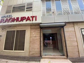 Entrada d'hotel amb un rètol que diu 'Hotel Raghuvati'.