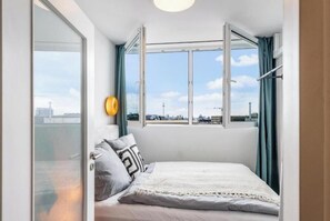 4 soverom, skrivebord, strykejern/-brett og reiseseng for barn