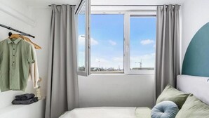 4 slaapkamers, een bureau, een strijkplank/strijkijzer, reisbedje
