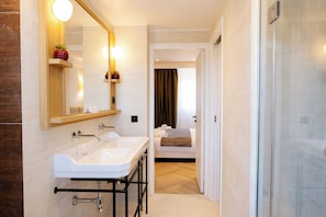 Suite, Kitchenette | Bathroom - Résidence Monceau Jadin (Paris)