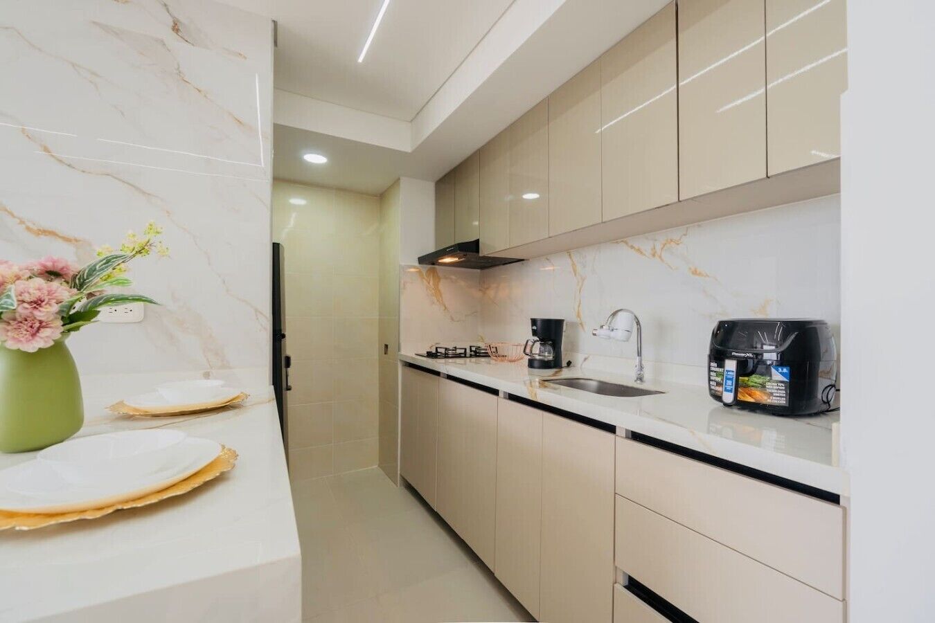 Refrigerador, cafetera y tetera, utensilios de cocina y comedor 
