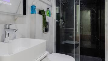 Apartemen Superior, kamar mandi pribadi | Kamar mandi | Shower, pengering rambut, handuk, dan sabun